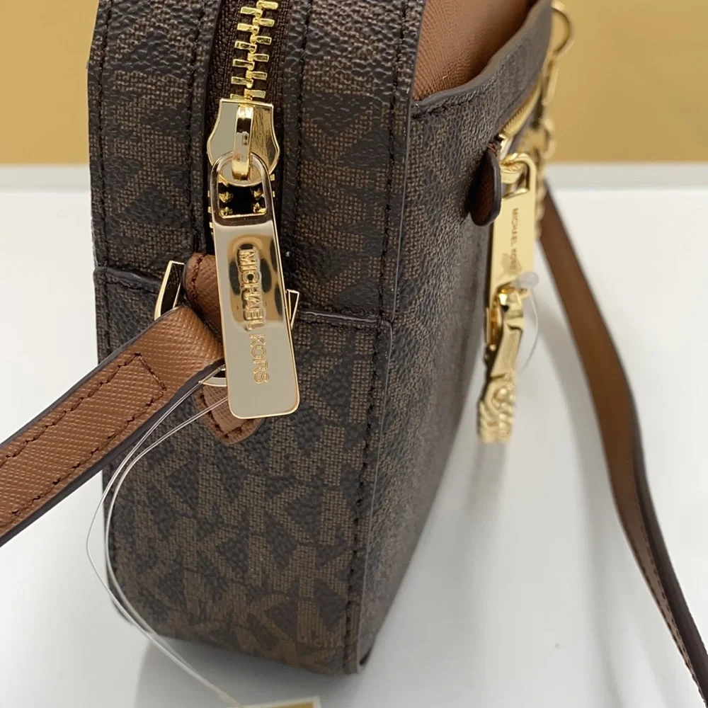 MICHAEL KORS LG EW ZP CHAIN XBODY BROWN SIGNATURE